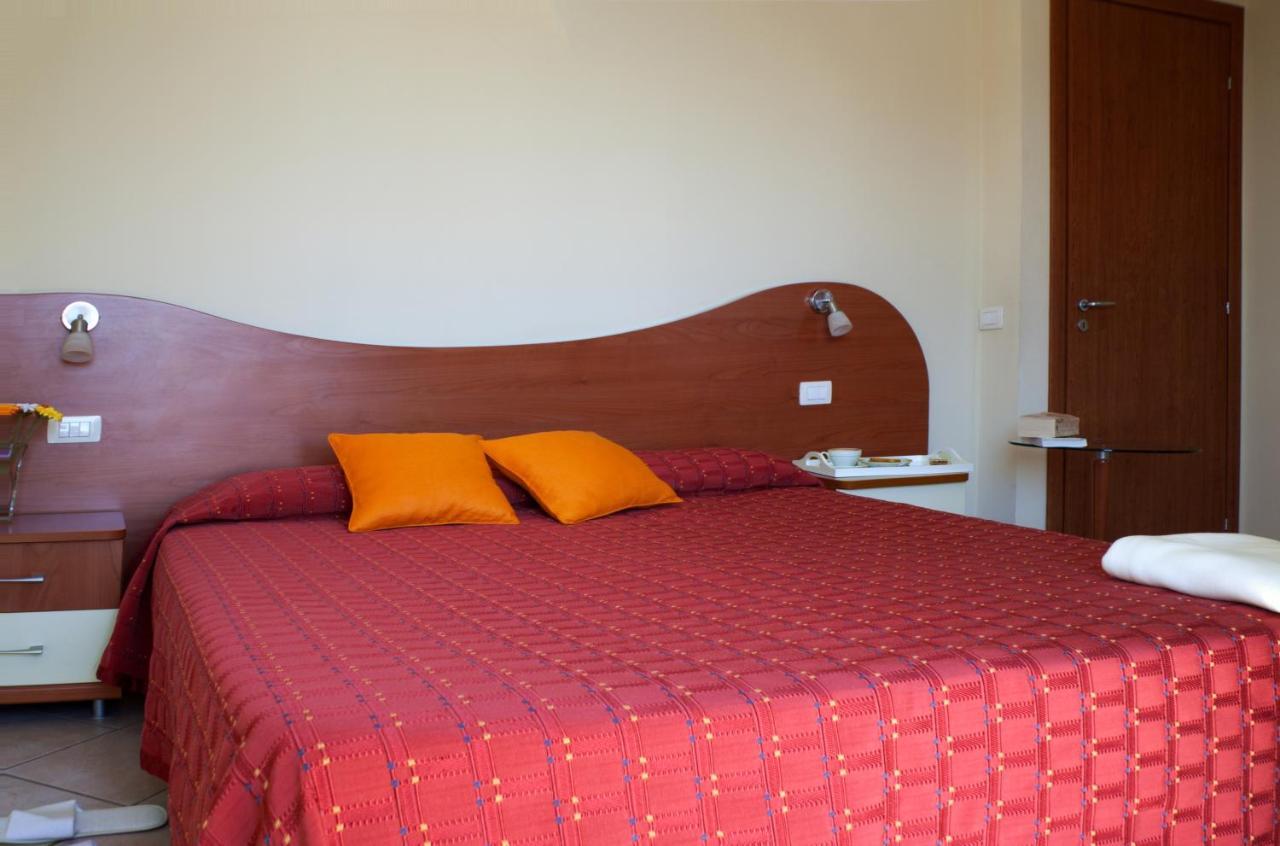 Motta Residence Hotel Motta SantʼAnastasia エクステリア 写真
