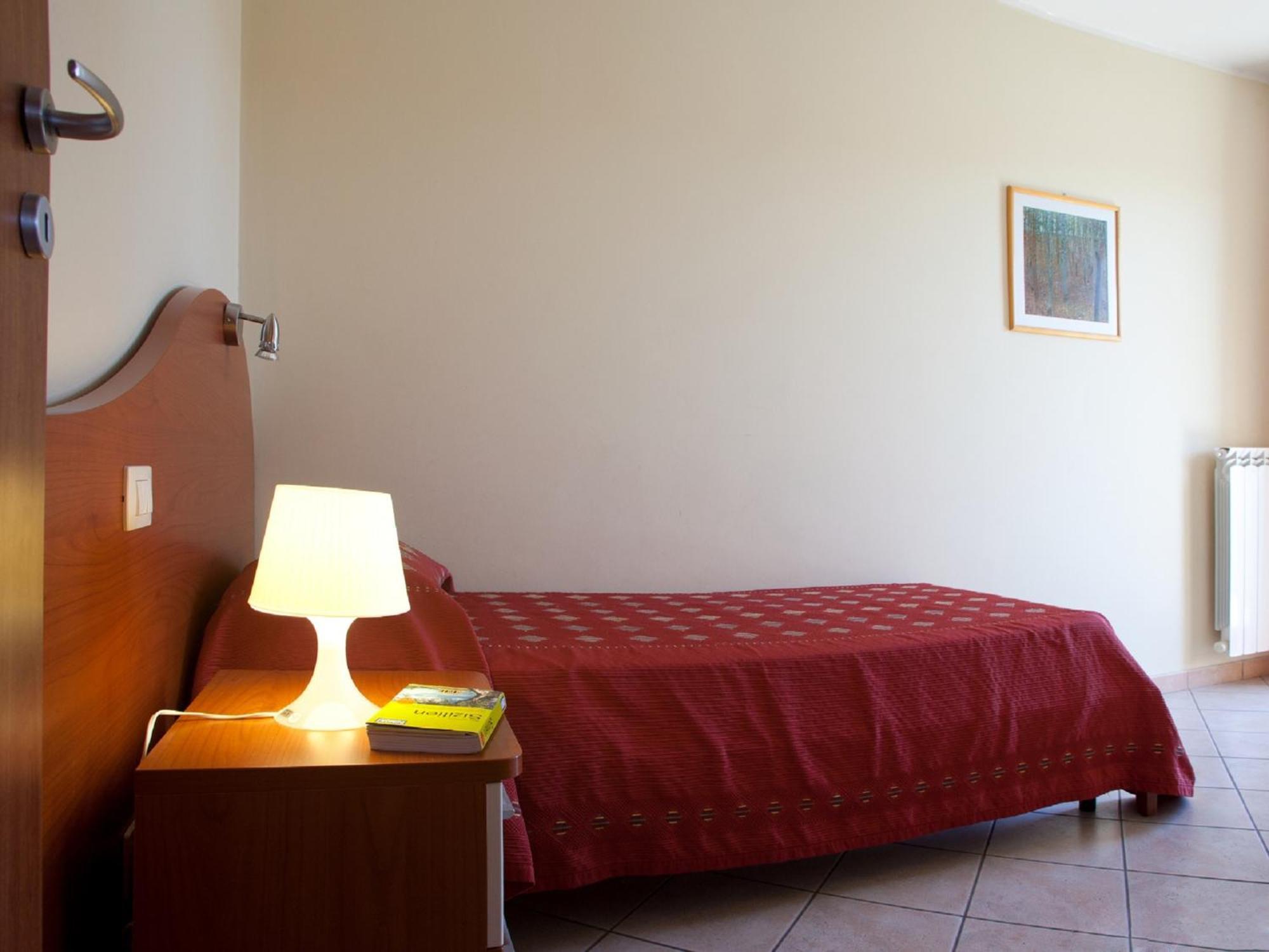 Motta Residence Hotel Motta SantʼAnastasia エクステリア 写真