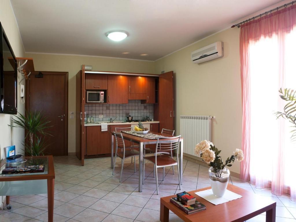 Motta Residence Hotel Motta SantʼAnastasia 部屋 写真