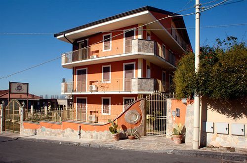 Motta Residence Hotel Motta SantʼAnastasia エクステリア 写真
